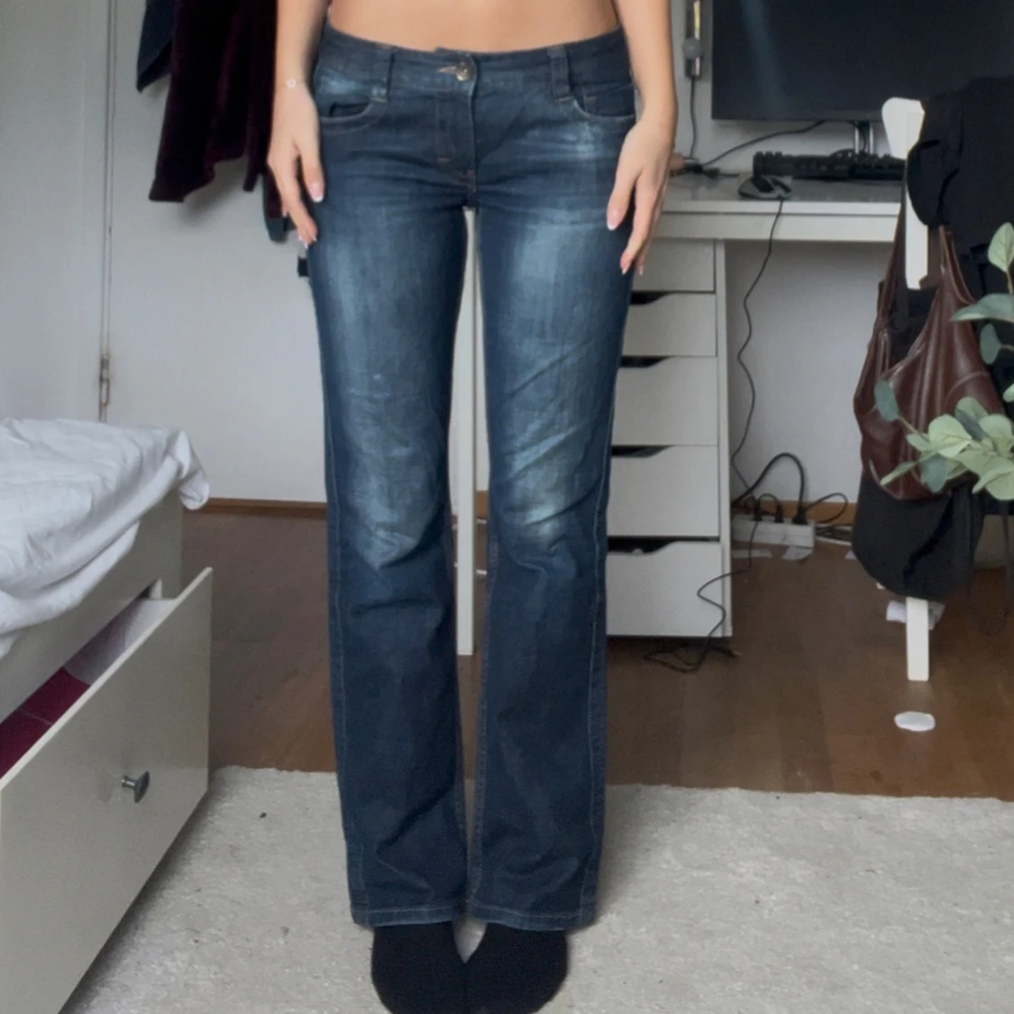 Mörkblå bootcut jeans med detaljer