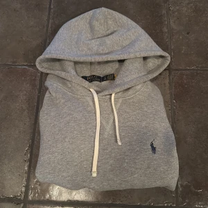 Polo Ralph Hoodie - [Populär Polo Ralph Lauren hoodie] [Strl:S] [Skick 10/10] Skriv gärna om du har någon fundering! Pris är disskuterbart, mvh Edvin💫