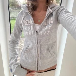 Abercrombie & fitch zip - En zip från Abercrombie & fitch i storlek S. Tröjan bedöms vara använd men i fortsatt gott skick. Fler bilder inom kort. Jag skickar ditt köp inom 24h. Se liknande zip i min profil! 