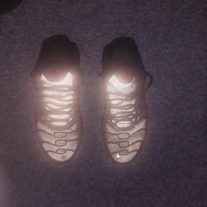 NIKE TNS - Ett par röda tns är lite förstörd i ena skon dom lyser på kvällen om man tar flash bild 