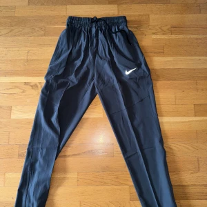Gråa träningsbyxor från Nike - Grå träningsbyxor från Nike helt nya