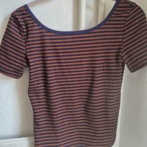 Randig ribbad topp med djup rygg - Säljer en kortärmad topp med smal passform och djup, rundad rygg. 