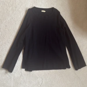 Kashmir tröja från Filippa K  - Svart övertröja i cashmere från Filippa K. Säljer då den inte kommer till användning❤️ vid snabbt köp kan man få den för 600.