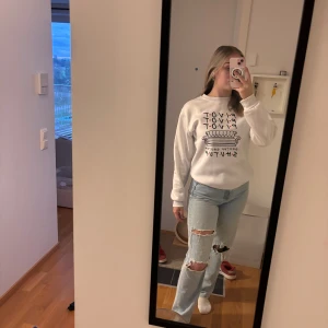Vit sweatshirt med Friends-tryck - Tröjan har rund hals och långa ärmar. Perfekt för dig som älskar tv-serien. Den är lite nopprig de bild på. Annonsen finns på flera ställen så skriv till mig innan ni trycker på köp🫶🏻