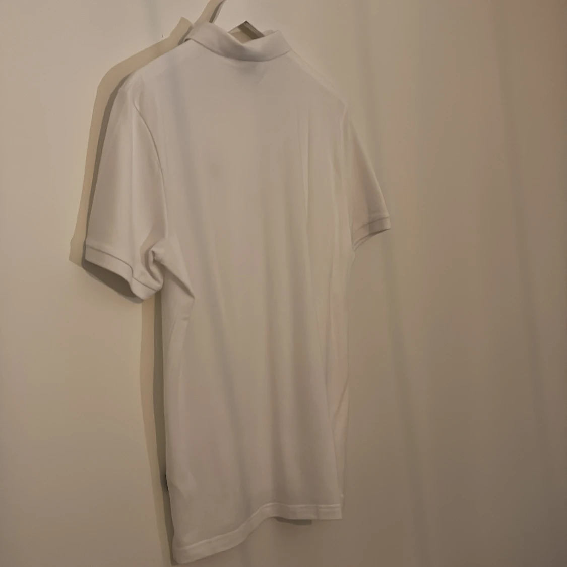 Vit pikétröja med liten logga - 3