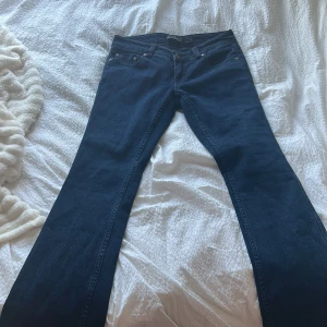 Svarta jeans fr ONLY - Snygga svarta jeans från ONLY med bootcut passform. Klassisk femficksmodell och lågmidjade. Jeansen är tillverkade i denim. Passade tyvärr inte mig. Storlek S/36. Uppsydda själv där nere, fråga gärna efter bild.