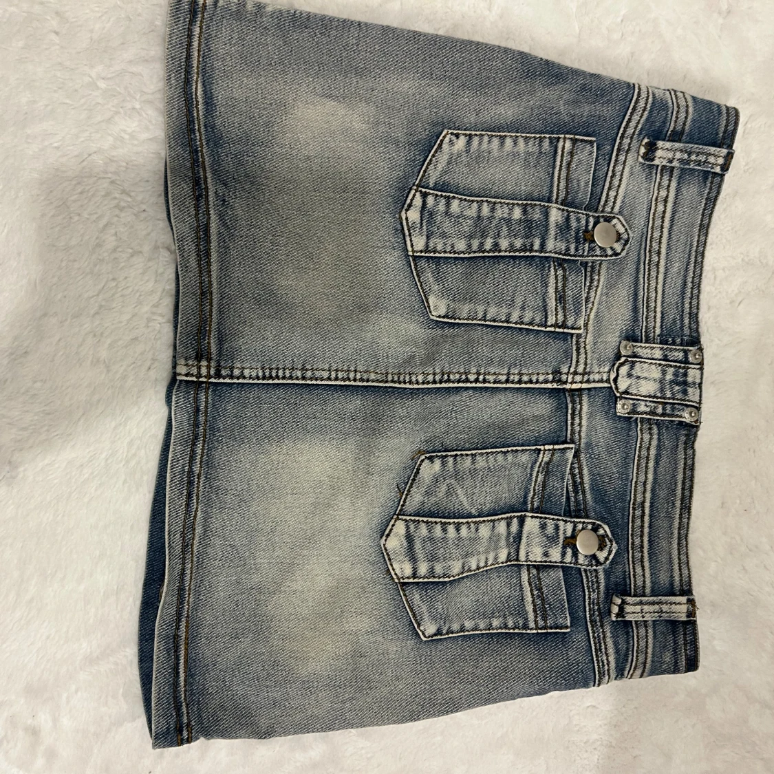 Blå jeanskjol med fickdetaljer - 1