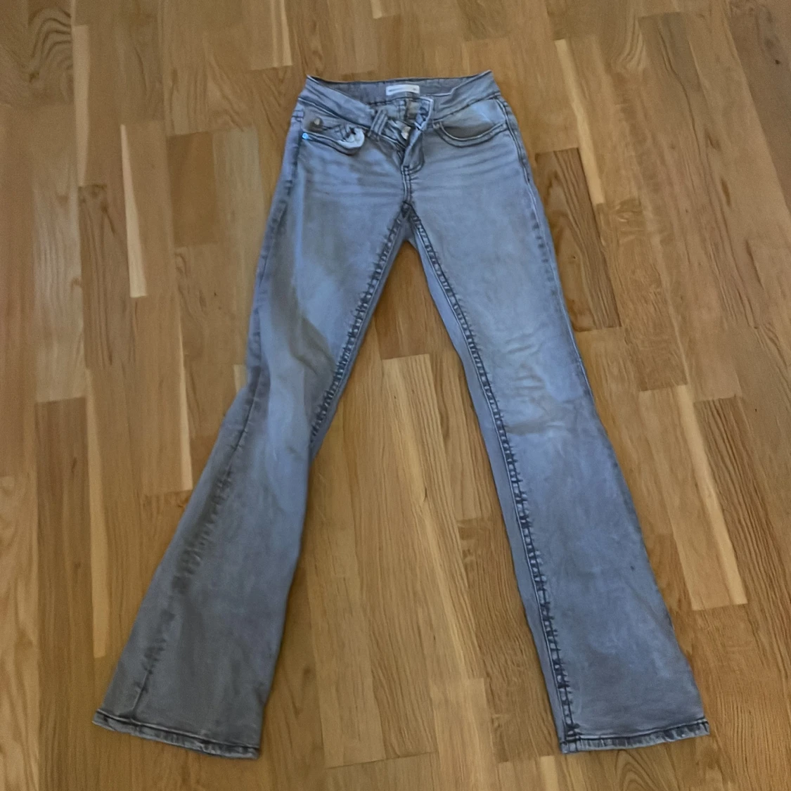 Grå bootcut jeans från Perfect Jeans - 1