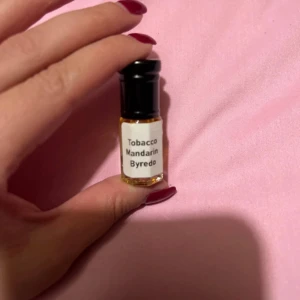 Byredo Tobacco Mandarin sample essence  - Upptäck Byredo Tobacco Mandarin i en smidig provflaska – perfekt för dig som vill testa något nytt och unikt. Liten storlek, enkel att ta med överallt.