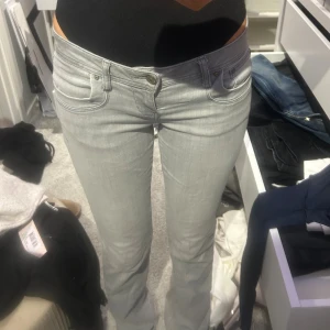 Grå jeans  LTB valerie - Snygga lågmidjade jeans från LTB som inte kommer till användning, lite slitna vid hälarna(se bild)💞