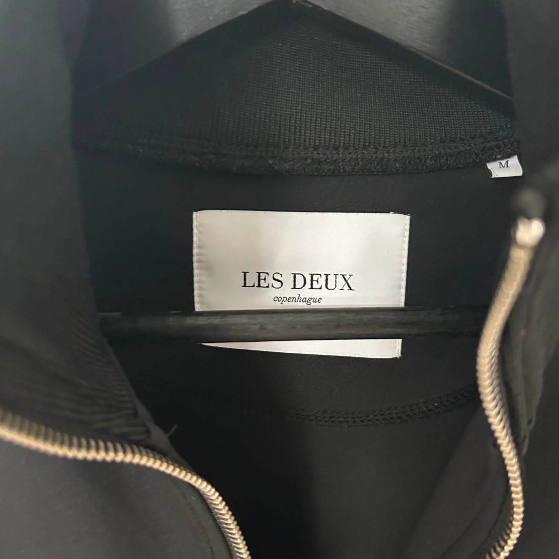 Svart zip tröja från Les Deux - 4