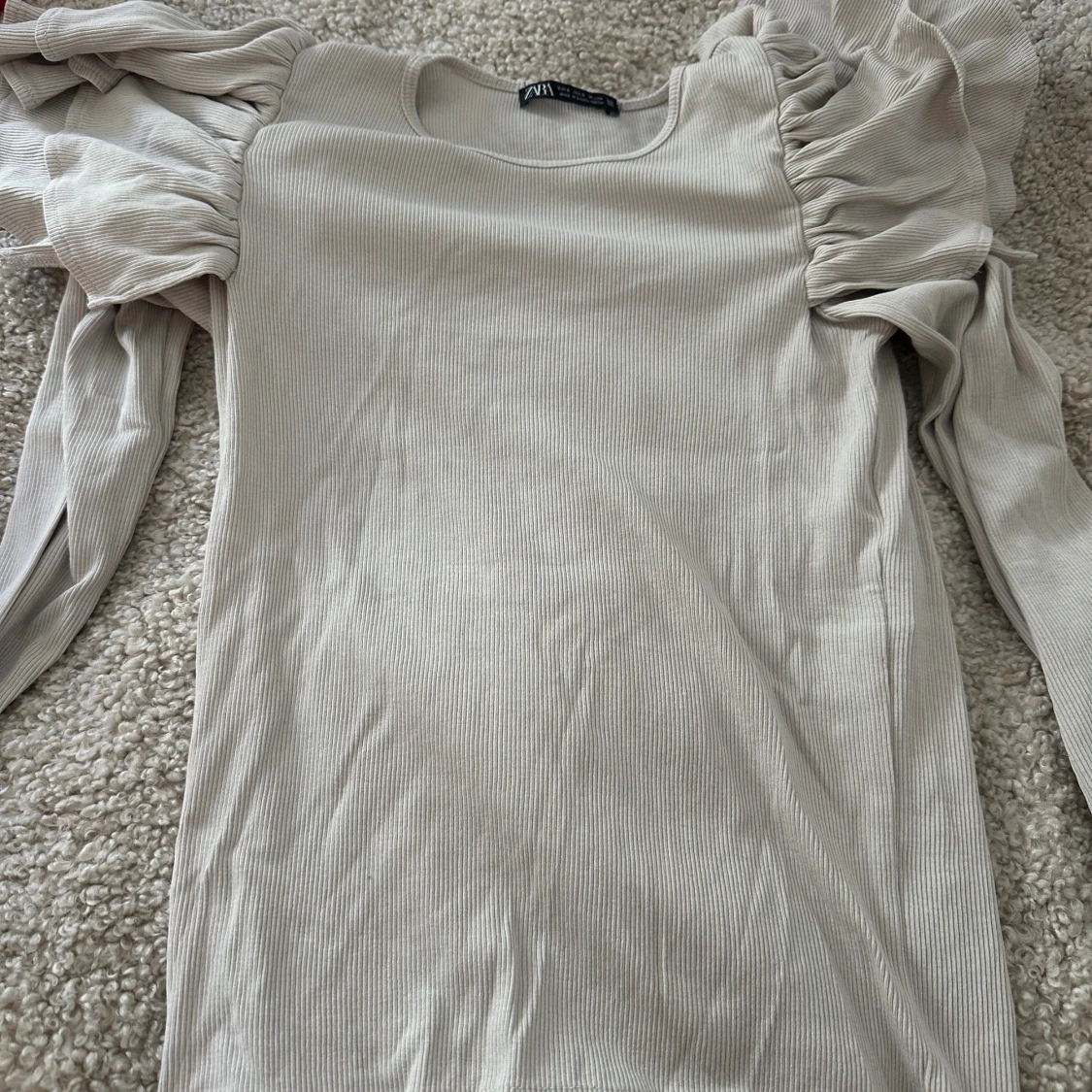 Beige ribbad topp med puffärm från Zara