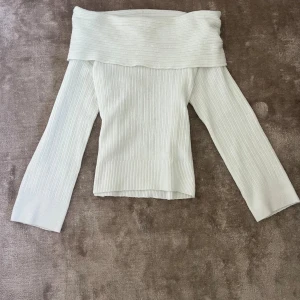Stickad off-shoulder tröja  - Mysig off-shoulder tröja från Nelly. Lite oversized fit - passar nog xs-m. Endast använd fåtal gånger. Inga anmärkningar. Perfekt nu till hösten!!