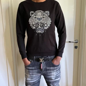 Kenzo Paris tröja strl XS  - Helt ny. Fin replika med grym kvalitet. Modellen är 175cm väger 67kg, Bär XS i bilden. Pris: 699kr. Först till kvarn som gäller. 