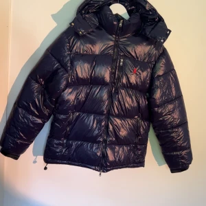 Ralph Lauren Jacka  - Säljer en nästan helt ny Ralph lauren Jacka i storlek S, inga defekter eller nått! Kom DM för mer info!