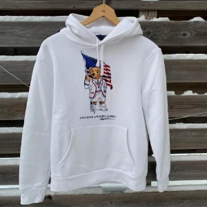 Ralph Lauren Polo Bear Hoodie - Snygg Polo Bear Hoodie från Ralph Lauren. Storlek S. Väldigt härlig och mjuk. Mycket fint skick och är knappt använd, den kan eventuellt ha nån minimal dov fläck som försvinner i tvätt. Hör gärna av er vid funderingar🙌🏻🙌🏻