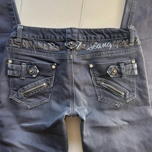 vintage jeans  - Jattesnygga jeans fran R-ping jeans. Anvanda fắtal gảnger! Midjemátt tvärs över 38-39cm, innerbenslangd 82cm Skriv för fler bilder o fragor stretchig matrial! w27💗