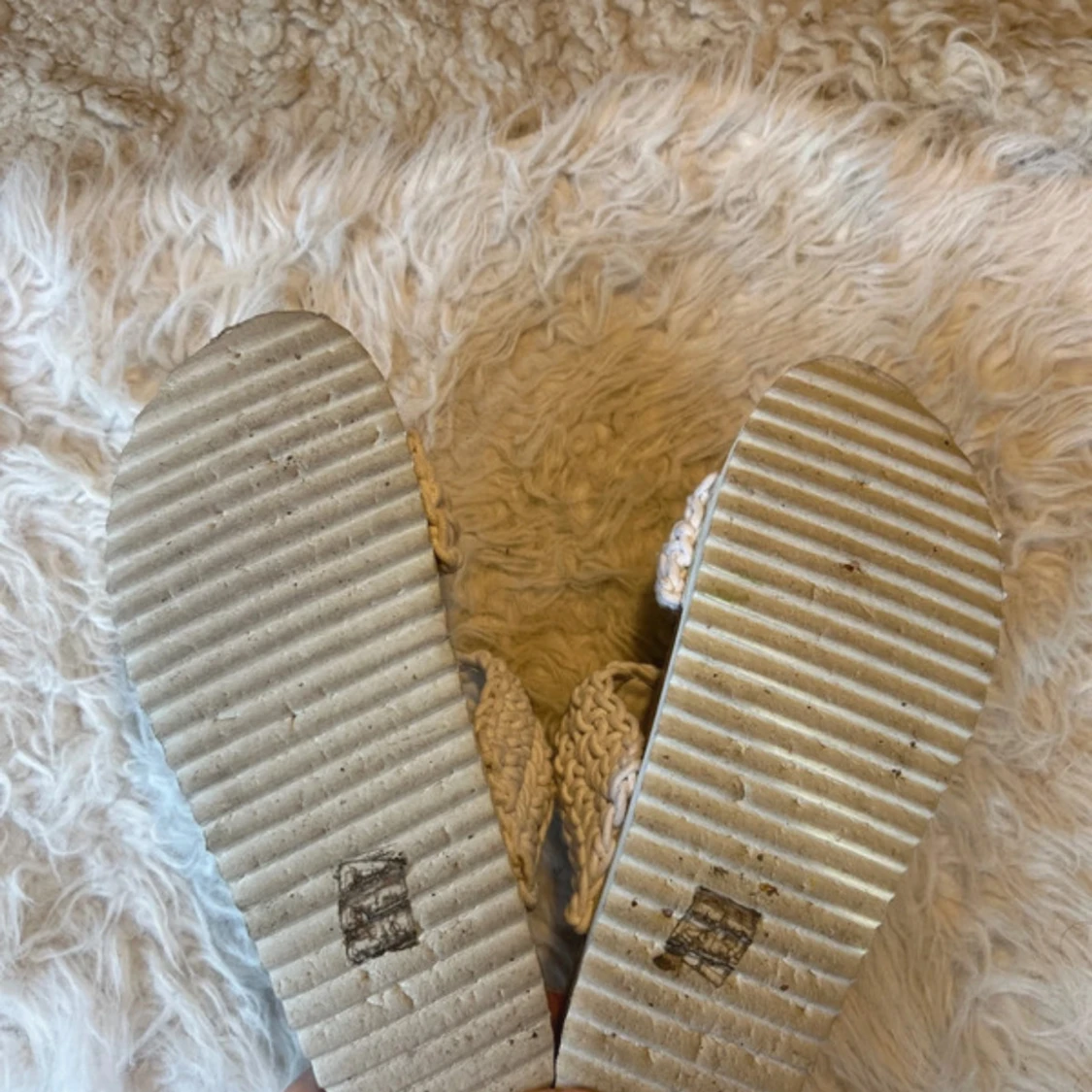 Beige sandaler med pärlor och stickad look - 4