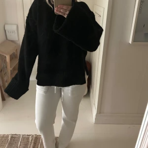 Vita mjukisbyxor - Säljer ett par vita mjukisbyxor från lager 157. Supersköna och bekväma.