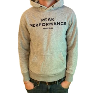 Peak Performance hoodie grå S - Snygg grå hoodie från Peak Performance med svart logga framtill. Hoodien är i bra skick utan något slitage! Nypris: 1200kr Mitt pris: 149kr