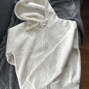 En grå hoodie med dragkedja från gina tricot - Säljer en hoodie med dragkedja från Gina tricot för den var för liten. Den är helt ny och pris lapp sitter kvar. Jag säljer den för samma pris som den köptes 💗