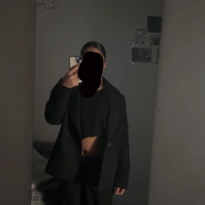 Svart kappa - En fin svart kappa som använts få tal gånger, inga  täcken på slitage. Säljer pågrund av att den ej används.