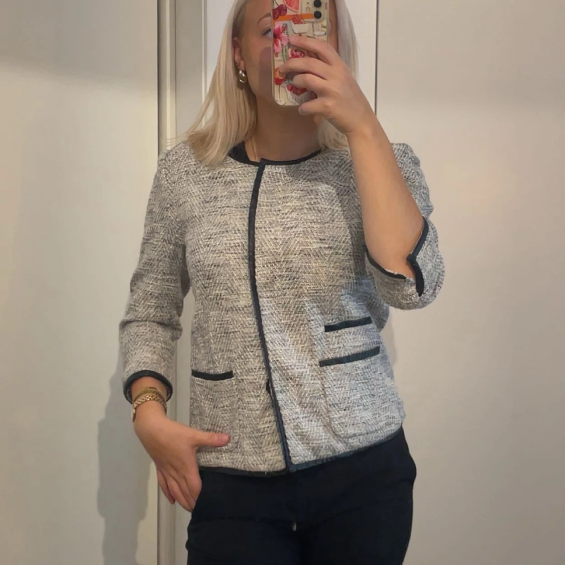 Grå kavaj med svarta detaljer - 3