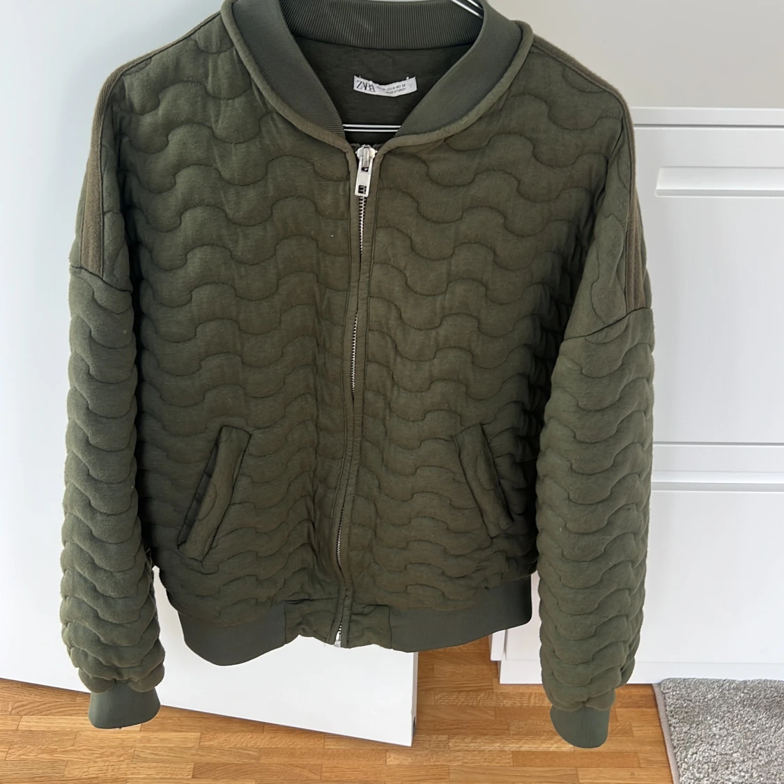 Grön quiltad bomberjacka från Zara