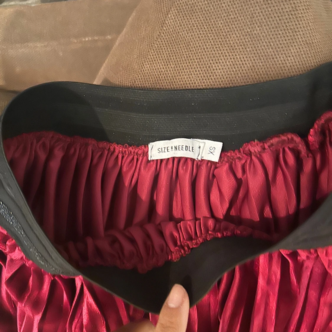 Röd plisserad långkjol från Size Needle - 1