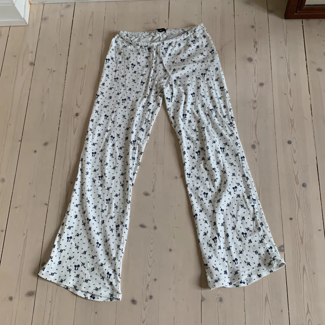 Vita mjukisbyxor med svart mönster - 1