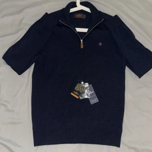 Navy Morris Half Zip - En knappt använd Morris Half Zip i färgen Navy. Nypris 1799kr