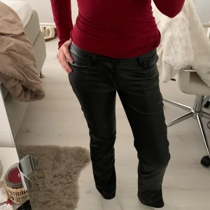 Svarta skinnbyxor från Bik Bok - Snygga svarta skinnbyxor från Bik Bok i storlek 34. Byxorna har klassisk femficksdesign, knapp och dragkedja framtill samt raka ben. Byxorna ska vara lågmidjade men skulle säga att de är liite högre🙂Säljer då de är för små för mig! Defekter på de två sista bilderna. Har du frågor eller vill ha fler bilder tveka inte på att skriva!🥰 