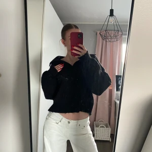 Svart stickad tröja med krage Gina Tricot - Svart stickad tröja från Gina Tricot i storlek S. Oversized passform med bred krage och långa ärmar. 