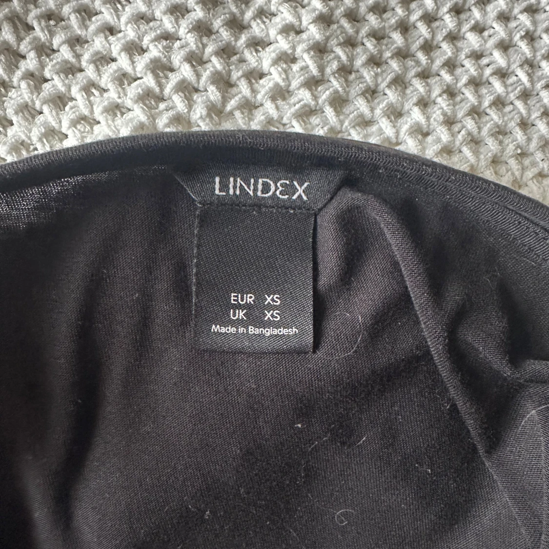 Svart blus med v-ringning från Lindex - 2