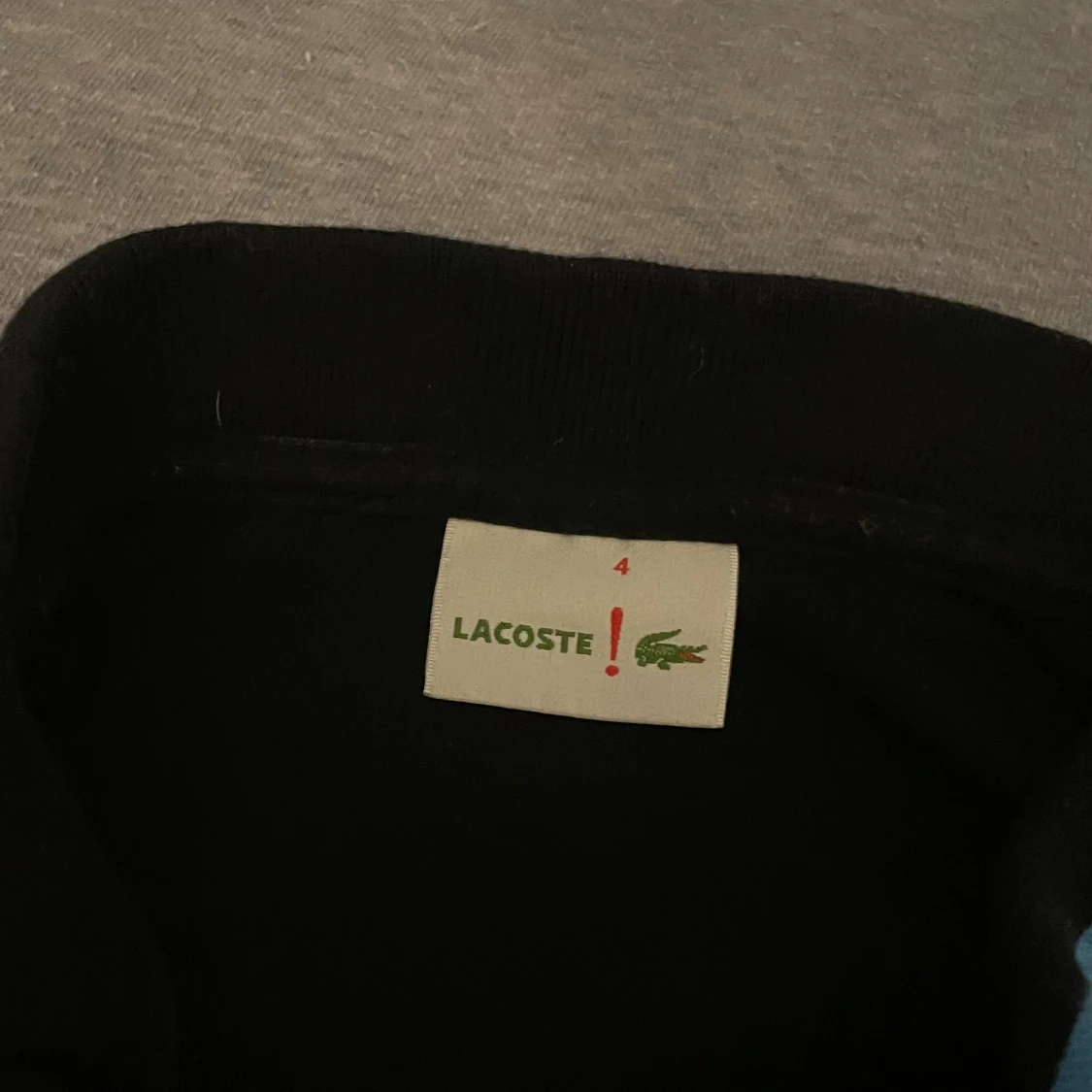 Svart Lacoste piké med färgglada detaljer - 2