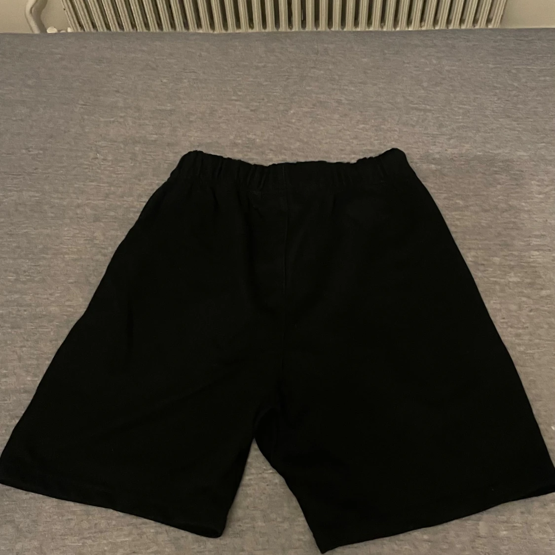 Svarta Essentials shorts med snörning - 4