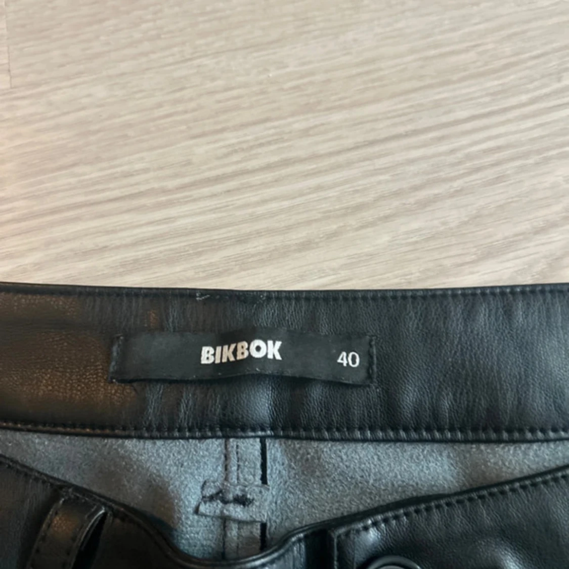 Svarta skinnbyxor från BikBok - 2