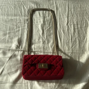 Röd väska - Jätte gulig liten väska som kan användas som handväska eller axelväska. Man kan justera banden! 