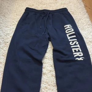 Mörkblå mjukisbyxor från Hollister XS - Jätte fina mörkblå mjukis byxor från Hollister!! Dem passar mig som är 157cm, man kan vika ner dem som på bild 4 för att få dem mer low waist/längre!! Skriv gärna om ni vill ha bilder på💗 dem är också lite noppriga