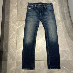 Diesel jeans - Säljer dessa riktigt snygga diesel jeans med snygg fade. Dom är i riktigt bra skick och sitter som storleken 28/32. Skriv vid minsta fråga/fundering👌