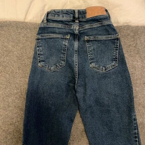 Blå bootcut jeans från Zara - Säljer mina favorit jeans från Zara då dem ej passar längre. Kvaliten är otrolig och den sitter likadant som när dem var nya. Välanvända men syns inte alls, finns ingen fläck eller defekt överhuvud taget. Är 163 och dem passar perfekt. Skulle säga att dem passar en storlek 34 men har också kunnat ha dem när jag var en 32a. På byxan står det strlk 25🌸