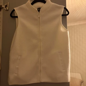 Fleece väst - Vit fleece väst som använts 1 gång. Från SOC i storlek 158/164. Perfekt för lite kyligare dagar.