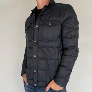 Brothers Jacka - Vi säljer nu denna stilrena jackan i märket Brothers. Jackan är i gott skick utan några defekter! Modellen på bilden är 180cm 75kg. Hör av dig vid eventuella frågor och funderingar! 