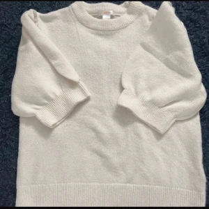 söt stickad tröja  - stickad trekvartsärm i mycket bra skick! skriv gärna vid funderingar eller frågor💞