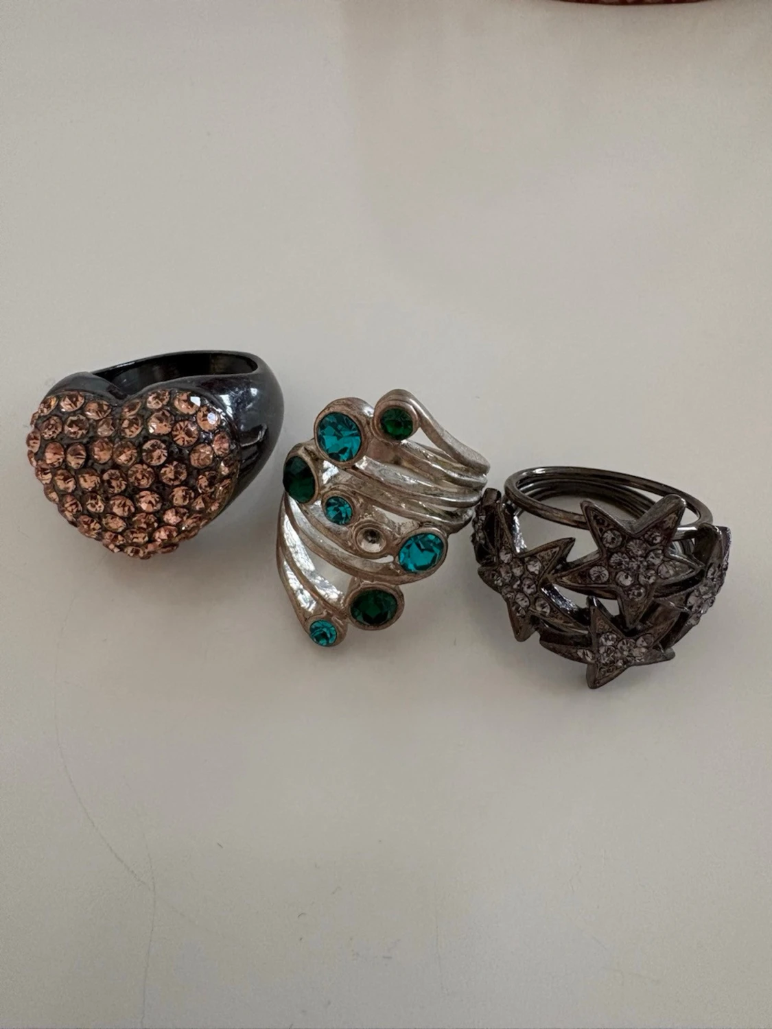 Tre statementringar med stenar och stjärnor - 1