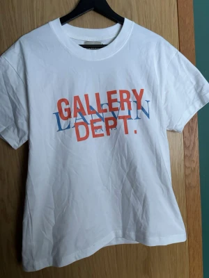 Vit Gallery Dept x Lanvin t-shirt - Snygg,bra skick behlver bara strykas.