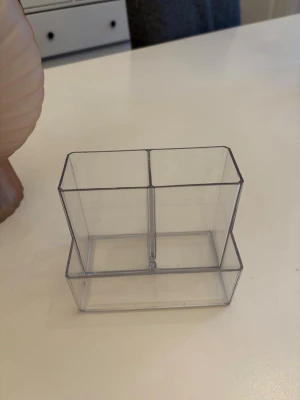 Transparent sminkborstställ  - Snyggt och stilrent sminkborstställ i transparent med två fack. 