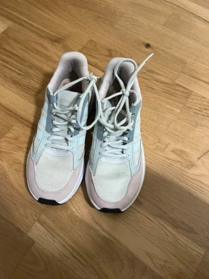 Adidas Boost sneakers i pastell - Stylish Adidas sneakers in light blue and white with Boost cushioning for extra comfort. Lightweight and breathable – perfect for everyday wear, walking, or casual outfits. Used but in good condition. Normal signs of wear, no major damage (see photos for details). Clean design and neutral colors that match many styles. ✔ Boost sole ✔ Comfortable fit ✔ Original Adidas ✔ Sustainable message inside (“End Plastic Waste”) Feel free to message me if you have any questions 😊 