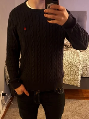 Morris tröja - Säljer en kabelstickad Morris tröja | mycket bra skick | Strl L passar M | Marinblå