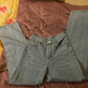 Ljusblå wide jeans från SHEIN XS - Säljer ett par ljusblå jeans från SHEIN i storlek XS. Byxorna har hög midja, raka ben och klassisk femficksdesign. Materialet är jeans med en mjuk känsla och passformen är loose och wide. Perfekta till en avslappnad look.nyskick 
